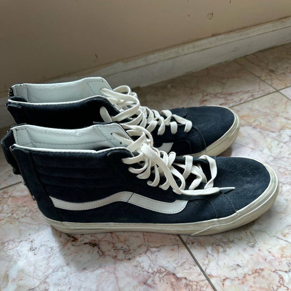Vans NWOT Suede Sk8-Hi zip up shoe (MENS 8.5, WOMENS 10)